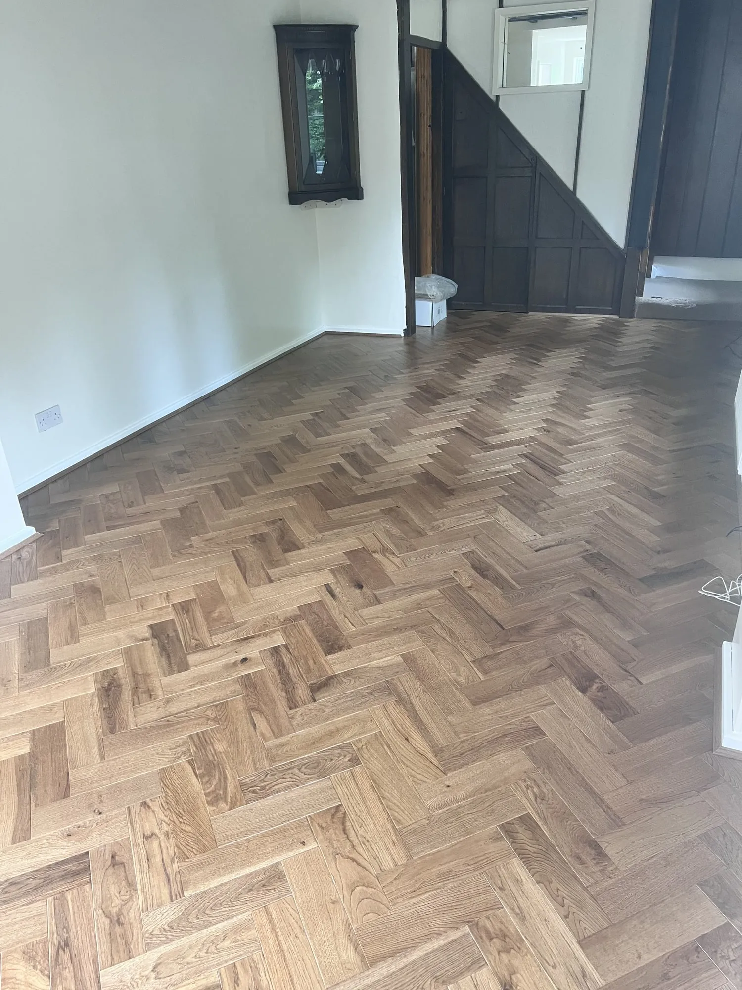 Engineered herringbone parquet, fully glued, fitted by Nicolai